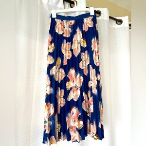 Women’s blue floral pleated maxi skirt NWT
